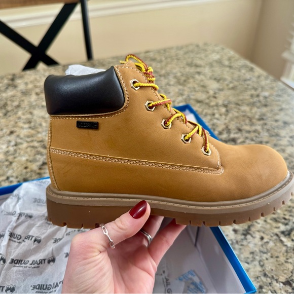 NWT Trail Guide Outdoor Shoe - Picture 1 of 7
